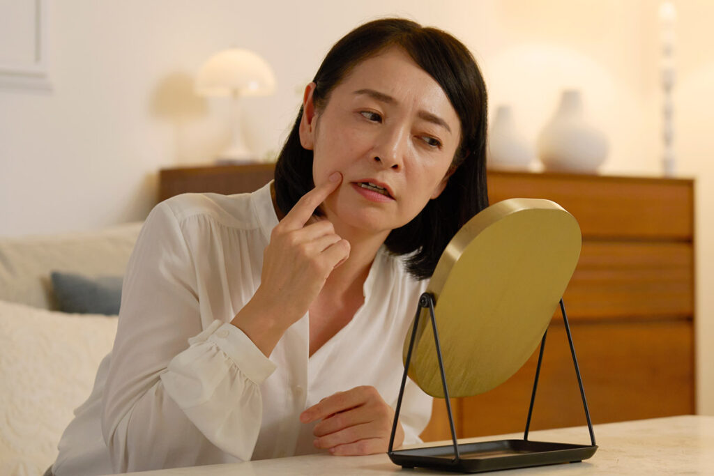 自力でほうれい線は消える？セルフケアの限界と正しい役割